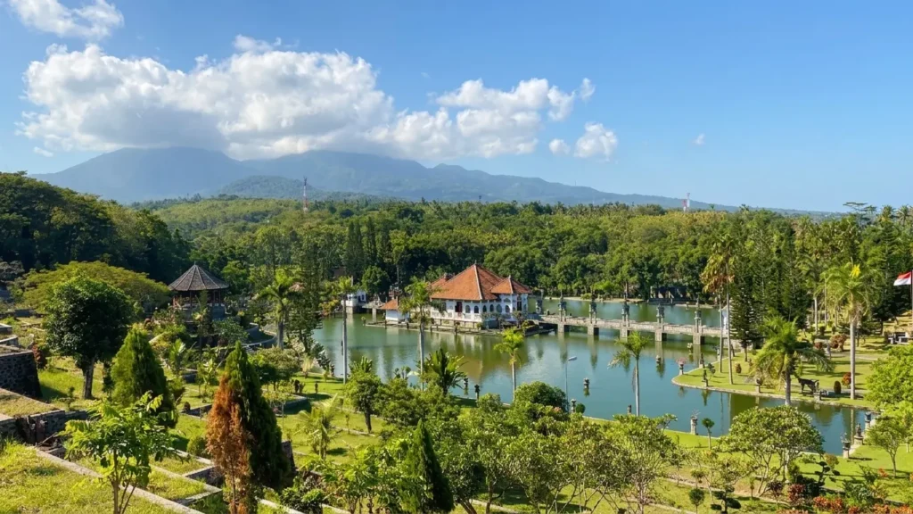 Kemegahan arsitektur istana air Taman Ujung - alternatif wisata buda anti macet di bali
