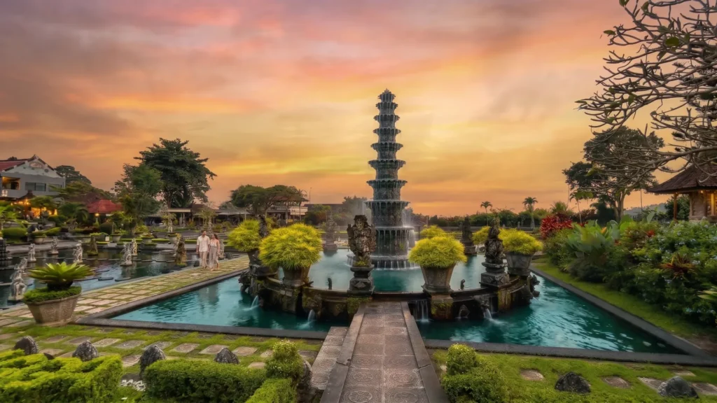 Kolam ikan koi ikonik di Tirta Gangga - Destinasi anti macet vali
